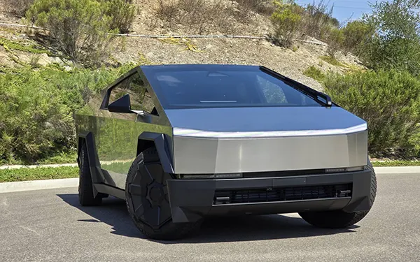 Prime impressioni del Tesla Cybertruck e cambiamenti nel design